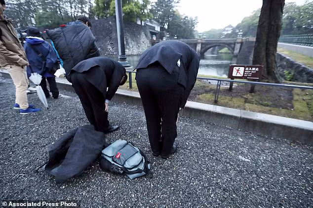 Người dân hướng về Cung điện Hoàng gia để cúi chào khi Nhật Bản có Nhật hoàng mới.