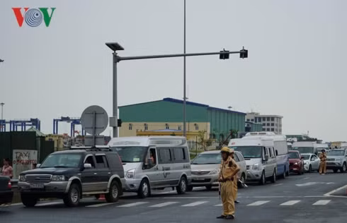 Đường ra phà Giót tắc dài.