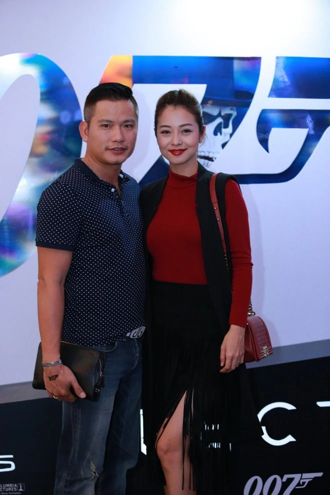Vợ chồng Jennifer Phạm tình cảm đi xem "007"