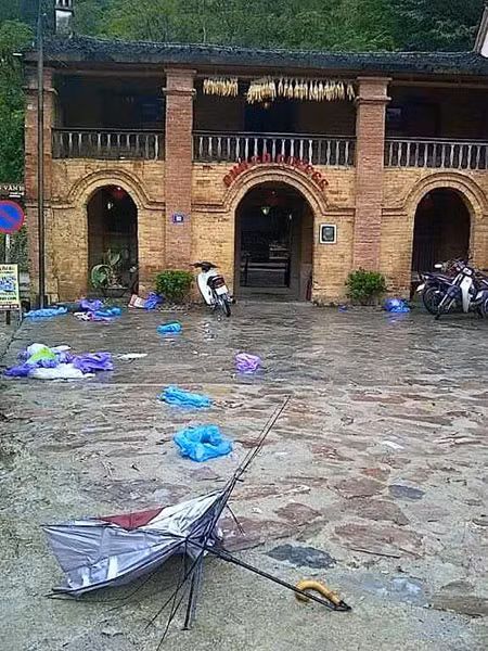 Nhiều bạn trẻ đi phượt, vứt rác tràn lan, không đúng quy định.