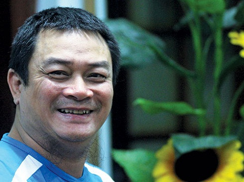 NSƯT Anh Tú hiện đang giữ chức Phó Giám đốc Nhà hát Kịch Việt Nam. Ngoài 40 tuổi, anh mới kết hôn. Vợ anh kém anh đúng 12 tuổi và là kế toán của một công ty bất động sản. Cả hai có một cậu con trai kháu khỉnh. Ngoài diễn xuất, Anh Tú còn có niềm đam mê sưu tập các miếng đá nhỏ, tự nhiên, chưa qua mài giũa.