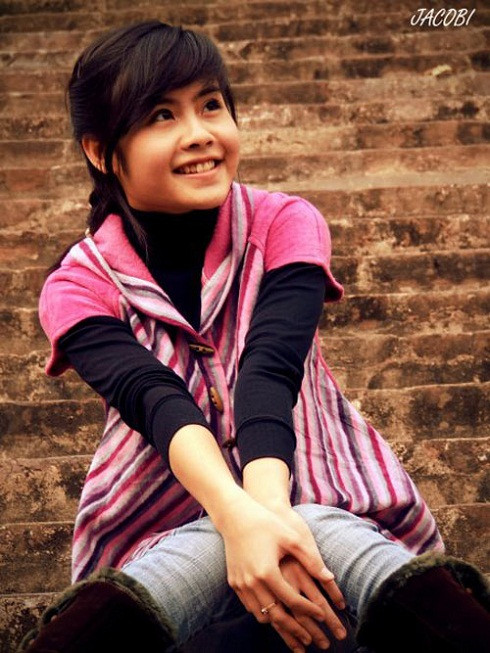 Hoàng Hương Mai là con gái cưng của nhạc sĩ Hoàng Lương. Cô được bố mẹ cho học piano từ năm 7 tuổi. Cô hiện đã tốt nghiệp Khoa Piano và chuyên ngành Lý luận Âm nhạc tại Học viện Âm nhạc Quốc gia Việt Nam