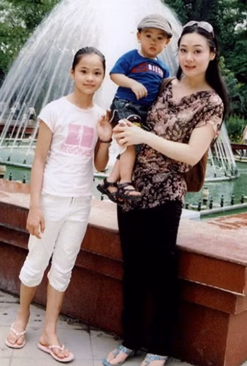 Quách Thu Phương kết hôn lần 2 với một người làm trong ngành xăng dầu. Nữ diễn viên cho hay, công việc của chồng cô rất bân rộn trong khi con gái của cô đang ở tuổi mới lớn, con trai út lại còn nhỏ, vì thế, cô tạm rời xa việc diễn xuất để chăm lo cho gia đình.