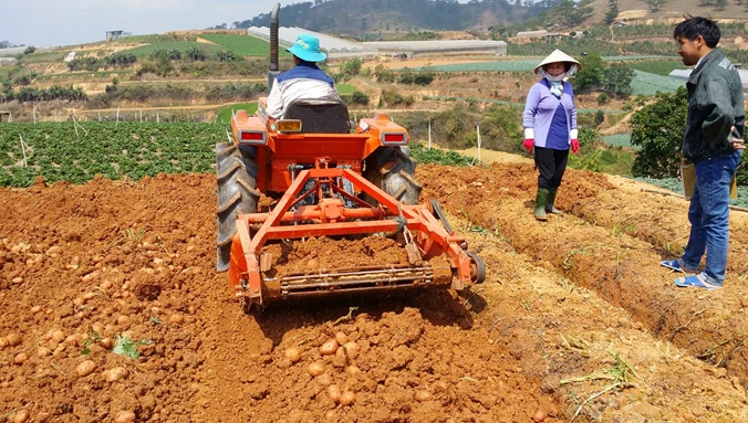 Nông dân chế tạo máy nông nghiệp xuất khẩu