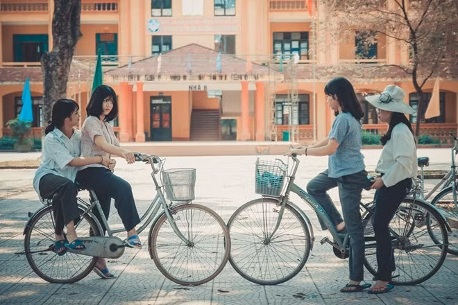 Bộ ảnh kỷ yếu chụp theo phong cách thời trang những năm 70 của học sinh lớp 12A9 (trường THPT Việt Yên 1, Bắc Giang) mới đây thu hút sự quan tâm trong cộng đồng mạng. 5 bộ ảnh kỷ yếu vui, độc, lạ gây sốt dân mạng