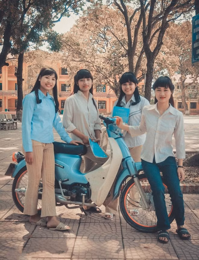 Để tạo ra sản phẩm đúng chất cổ xưa, tất cả đã bỏ công tìm hiểu, mượn lại trang phục từ cha mẹ. 5 bộ ảnh kỷ yếu vui, độc, lạ gây sốt dân mạng
