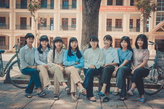 Không chỉ chú trọng trong việc lựa chọn áo quần, cảnh sắc, dáng điệu chụp ảnh cũng được nhóm học trò nghiên cứu kỹ lưỡng. 5 bộ ảnh kỷ yếu vui, độc, lạ gây sốt dân mạng