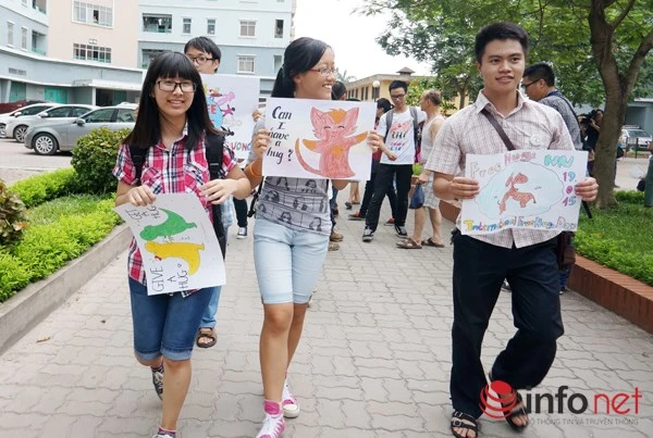 Bạn trẻ dạo phố xin... ôm người lạ