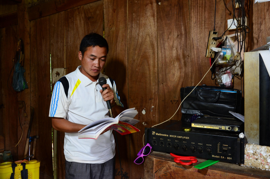 Tuyên truyền qua loa phát thanh theo phương pháp truyền thống vẫn được duy trì tại các địa bàn dân cư và chủ yếu bằng tiếng dân tộc.