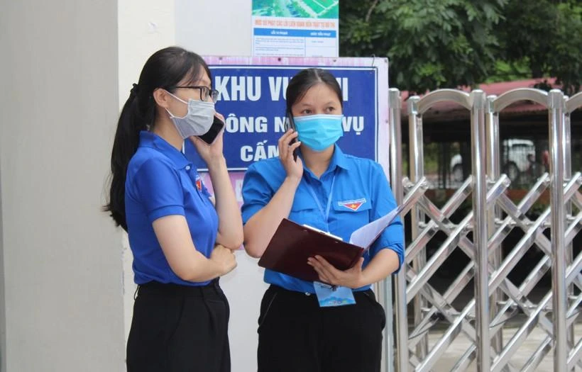 Đội ngũ tình nguyện viên tại điểm thi Trường THPT. TP. Điện Biên Phủ (Điện Biên) liên lạc với gia đình thí sinh đến muộn.