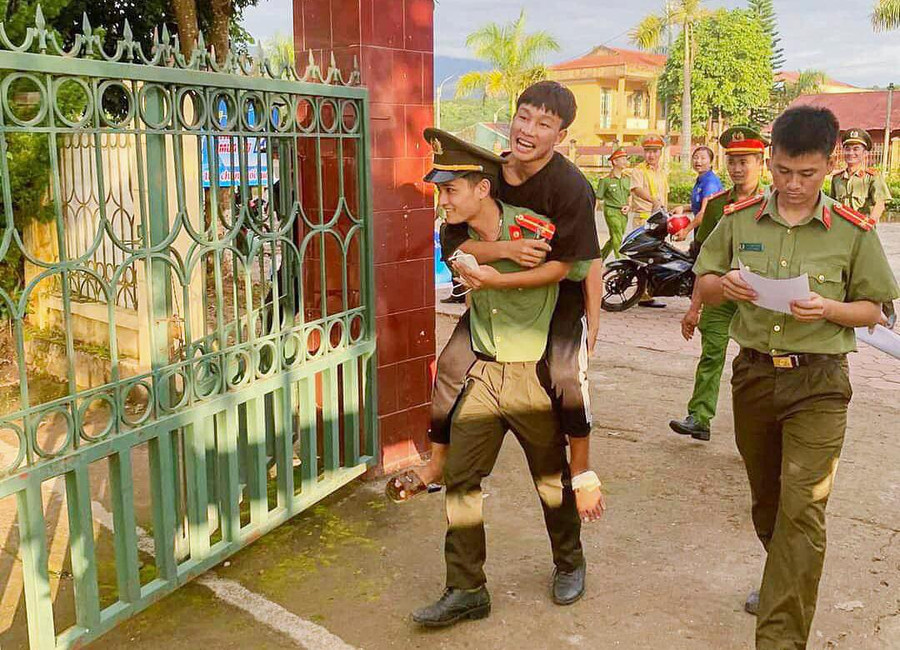 Công an huyện Mường Nhé hỗ trợ thí sinh bị thương vào điểm thi. Công an huyện Mường Nhé hỗ trợ thí sinh bị thương vào điểm thi.