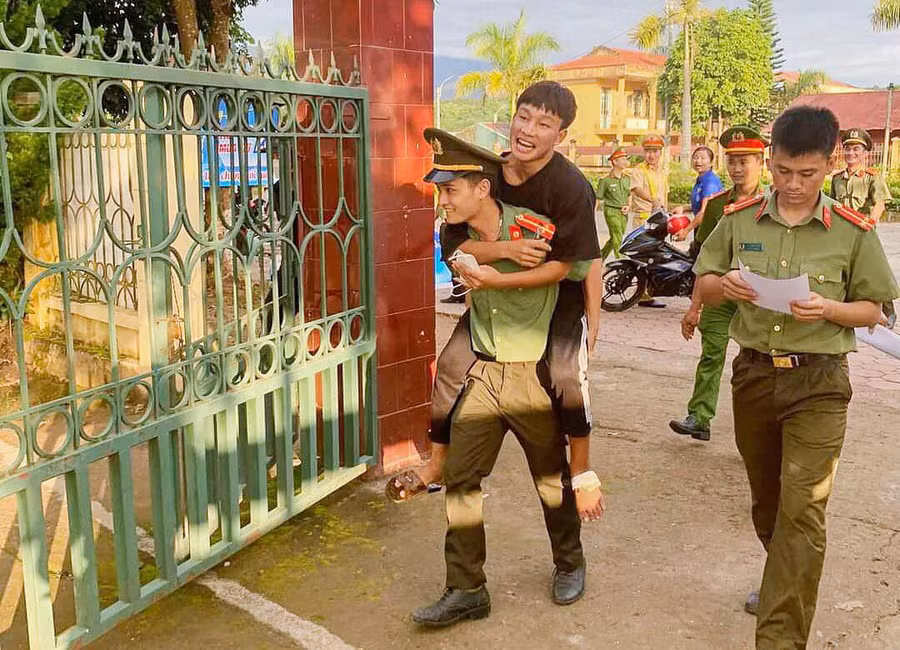 Công an huyện Mường Nhé hỗ trợ thí sinh bị thương vào điểm thi.