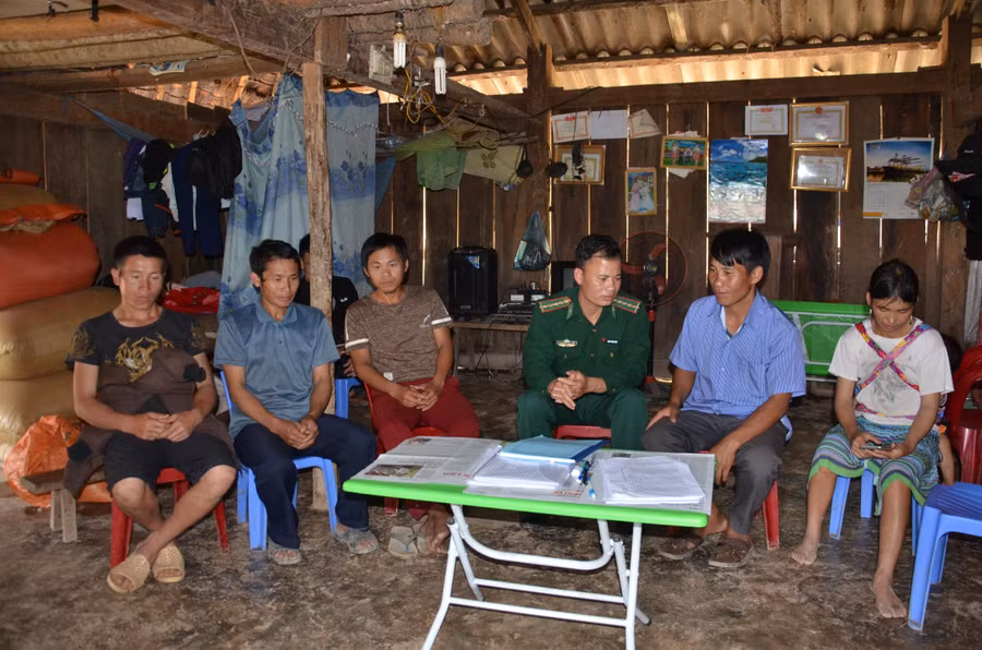 Cán bộ, chiến sĩ Đồn Biên phòng Nậm Kè tuyên truyền pháp luật cho người dân bản Huổi Khon.