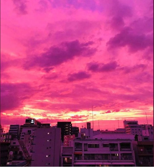 Phía sau vẻ bình yên của bầu trời là một siêu bão lớn.