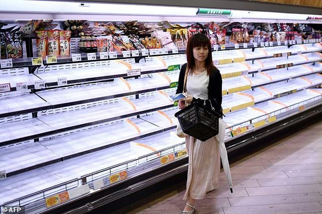 Các siêu thi hết sạch hàng khi người dân chuẩn bị đón bão.