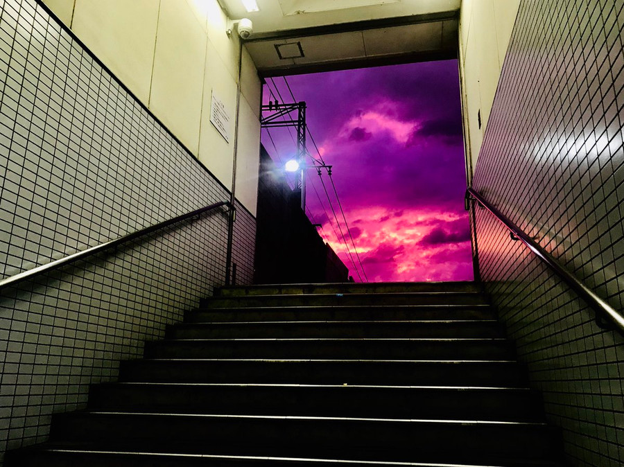 Bầu trời tím nhìn từ ga tàu điện ngầm.