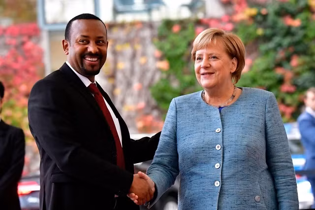 Ông Abiy Ahmed đã thực hiện cam kết về bình đẳng giới khi chỉ định phụ nữ vào các chức vụ trong nội các của mình. Quốc hội Ethiopia có nữ chủ tịch đầu tiên Sahle-Work Zewde và Tòa án tối cao cũng có người đứng đầu là nữ giới. Ảnh: Ông Abiy Ahmed và Thủ tướng Đức Angela Merkel.