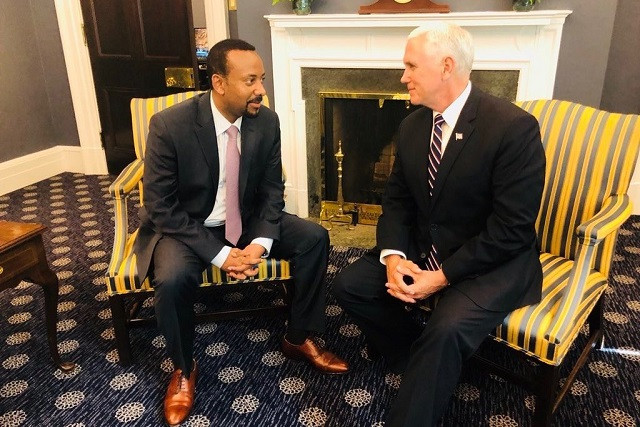 Thủ tướng Ethiopia tham gia quân đội từ khi còn nhỏ và trở thành trung tá trước khi làm việc trong chính phủ. Ảnh: Ông Abiy Ahmed và Phó TT Mỹ Mike Pence. Thủ tướng Ethiopia tham gia quân đội từ khi còn nhỏ và trở thành trung tá trước khi làm việc trong chính phủ. Ảnh: Ông Abiy Ahmed và Phó TT Mỹ Mike Pence.