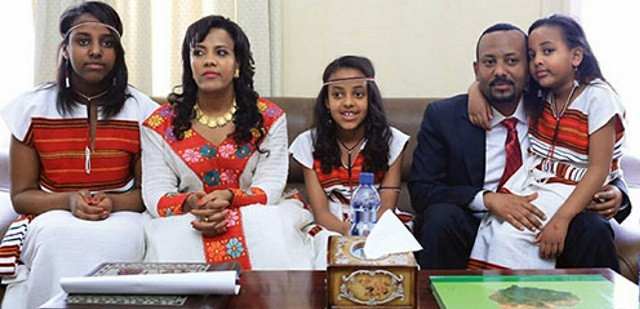 Ông Abiy Ahmed kết hôn với bà Zinash Tayachew khi cả 2 còn phục vụ trong quân đội Ethiopia. Họ có 3 con gái và mới nhận nuôi một con trai. Ông Abiy Ahmed kết hôn với bà Zinash Tayachew khi cả 2 còn phục vụ trong quân đội Ethiopia. Họ có 3 con gái và mới nhận nuôi một con trai.