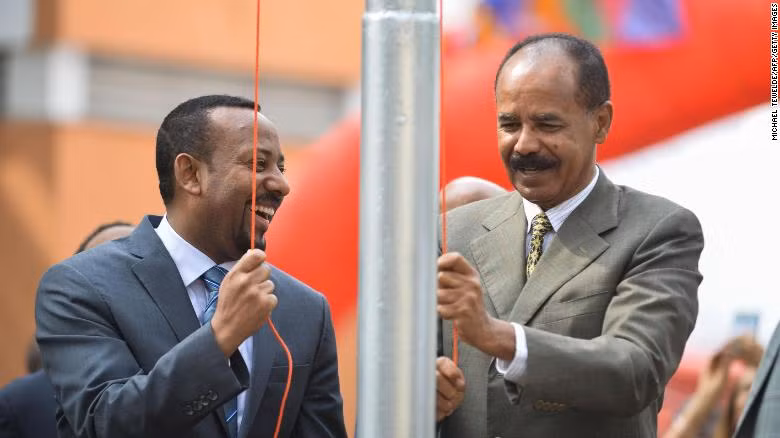 Vị thủ tướng 43 tuổi này gần đây cũng được khen ngợi vì vai trò làm trung gian cho một thỏa thuận chia sẻ điện ở nước Sudan láng giềng sau một cuộc khủng hoảng chính trị dẫn đến việc bắt Omar al-Bashir – người lãnh đạo quốc gia này gần 3 thập kỷ. Ảnh: Ông Abiy (trái) và Nhà lãnh đạo Eritrea Isaias Afwerki mừng lễ Đại sứ quán Eritrea mở cửa trở lại ở Addis Ababa.