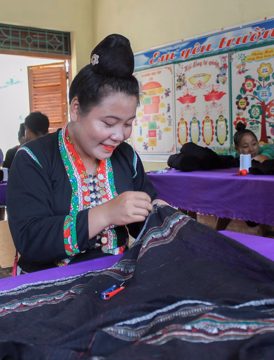 Học viên được hướng dẫn, thực hành các khâu để hoàn thiện bộ trang phục.
