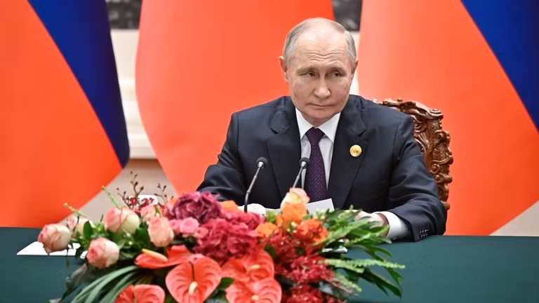 Tổng thống Nga Vladimir Putin phát biểu với các nhà báo sau cuộc gặp với Chủ tịch Trung Quốc Tập Cận Bình tại Bắc Kinh, Trung Quốc. (Ảnh: Sputnik)