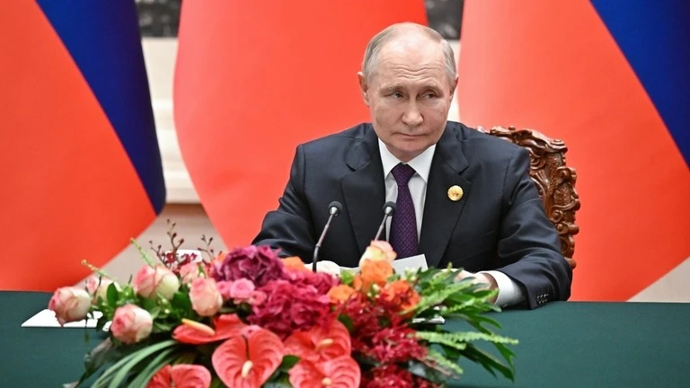 Tổng thống Nga Vladimir Putin phát biểu với các nhà báo sau cuộc gặp với Chủ tịch Trung Quốc Tập Cận Bình tại Bắc Kinh, Trung Quốc. (Ảnh: Sputnik)