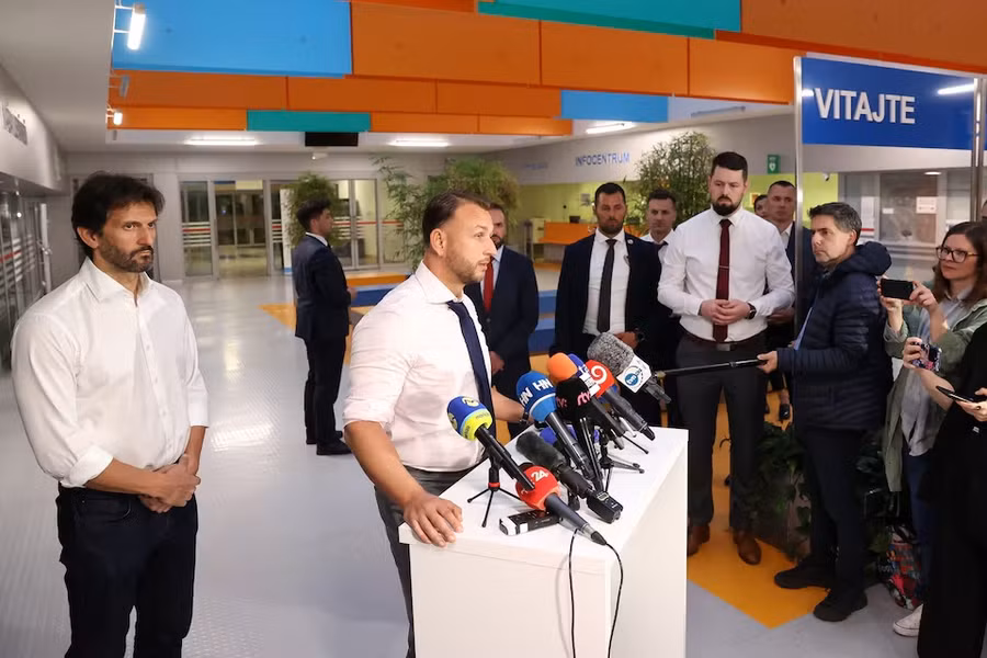 Đất nước 5,4 triệu dân này đã chứng kiến các cuộc tranh luận chính trị phân cực trong những năm gần đây, gồm cuộc bầu cử tổng thống đầy cam go tháng trước đã giúp ông Fico thắt chặt quyền lực.