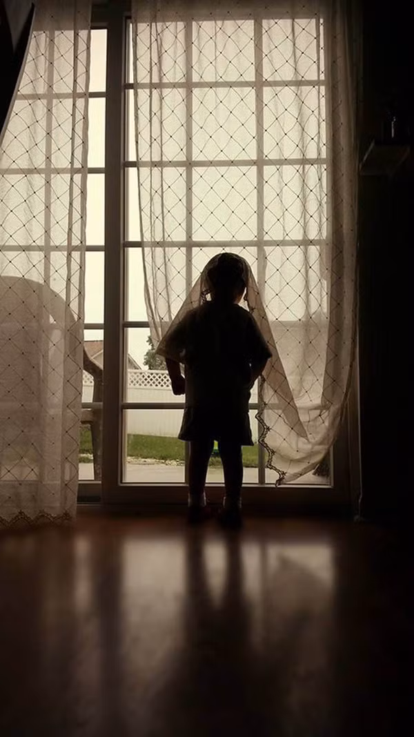 Trẻ chơi trốn tìm