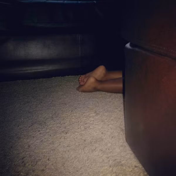 Trẻ chơi trốn tìm