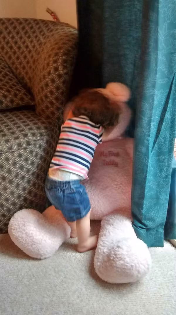 Trẻ chơi trốn tìm