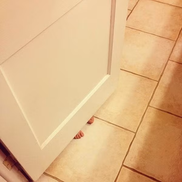 Trẻ chơi trốn tìm