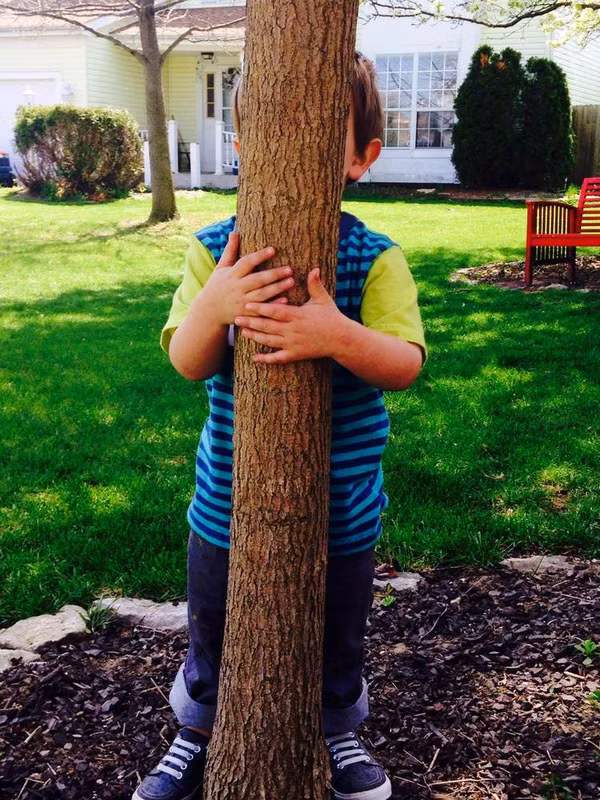 Trẻ chơi trốn tìm