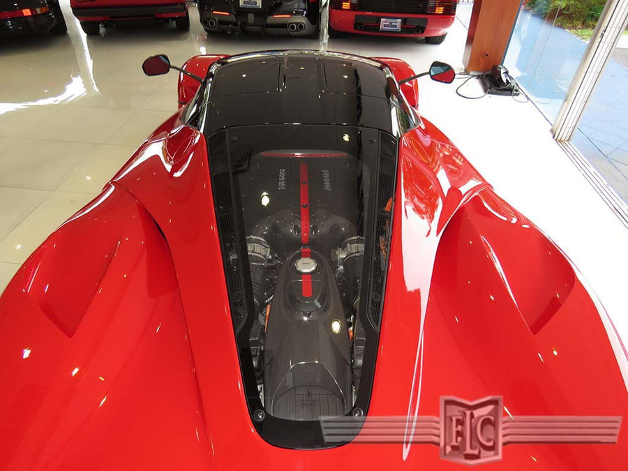 Mặc dù mức giá khởi điểm khi Ferrari giới thiệu siêu xe LaFerrari chỉ khoảng 1,4 triệu USD, nhưng với số lượng xuất xưởng giới hạn 499 chiếc, LaFerrari trở nên có giá trị đầu tư trong tương lai.