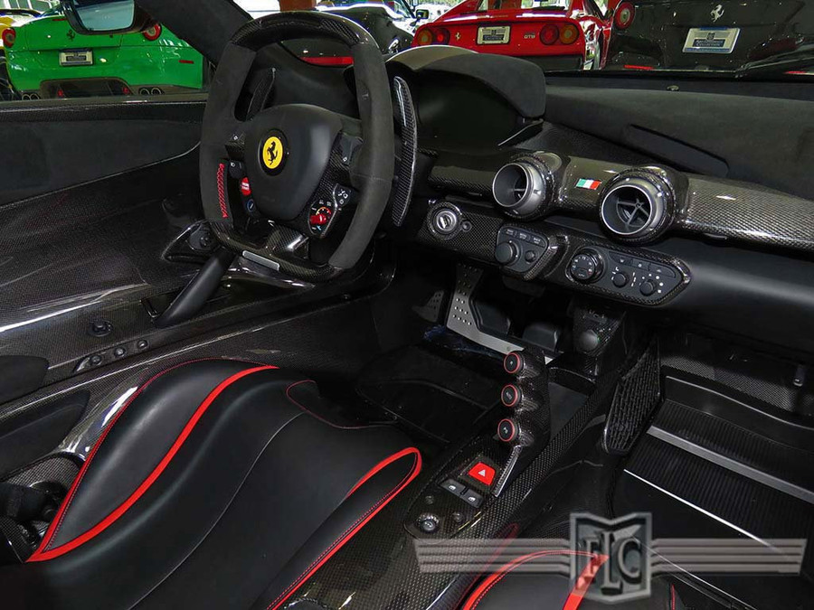 Chiếc Ferrari LaFerrari có nội thất sử dụng chất liệu da Alcantara, sợi carbon. Các trang thiết bị tiện nghi bao gồm định vị GPS, hệ thống âm thanh cao cấp, kết nối Bluetooth, điều hòa tự động, camera lùi, cảm biến đỗ xe...