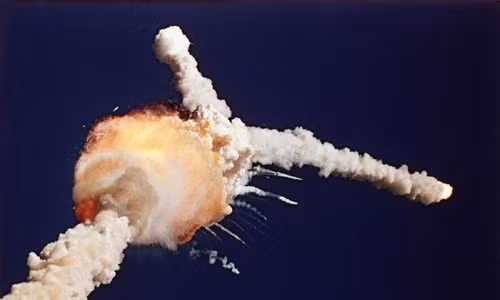 Tàu Challenger rời bệ phóng ở trung tâm vũ trụ Kennedy.