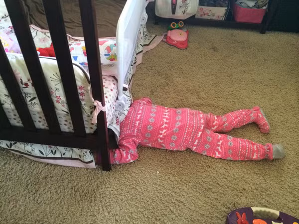 Trẻ chơi trốn tìm