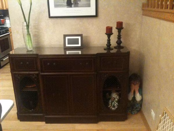 Trẻ chơi trốn tìm