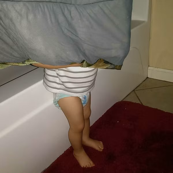 Trẻ chơi trốn tìm