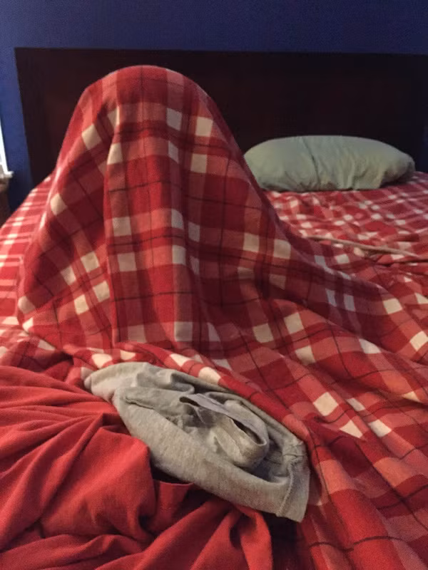 Trẻ chơi trốn tìm