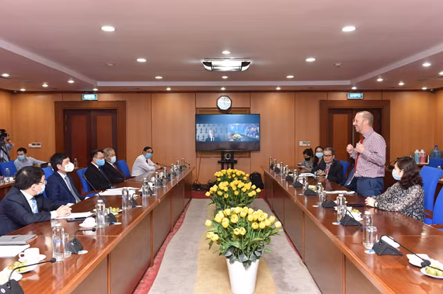 Đại sứ Anh tại Việt Nam Gareth Ward phát biểu chúc mừng tại sự kiện.