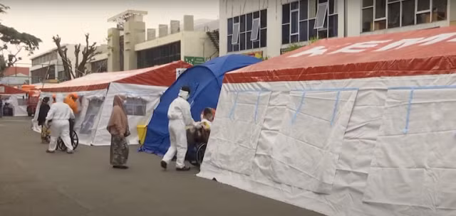 Indonesia điều trị bệnh nhân trong các túp lều vì bệnh viện quá tải.