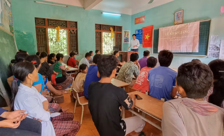Lớp đào tạo trình độ sơ cấp kỹ thuật chăn nuôi, phòng trị bệnh cho trâu, bò tại bản Chăn Nuôi, xã Phìn Hồ.