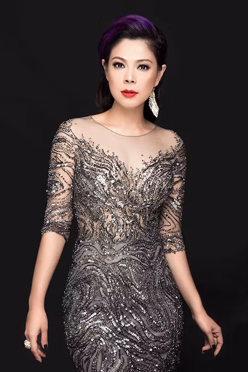 Búp bê Thanh Thảo tỏa sáng trong váy pha lê lộng lẫy ảnh 4 Búp bê Thanh Thảo tỏa sáng trong váy pha lê lộng lẫy - 4