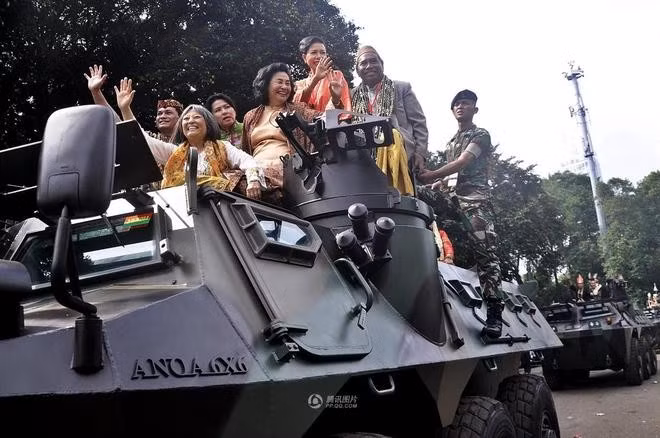 Hơn 5.000 cô dâu cưỡi xe bọc thép tới nhà chồng