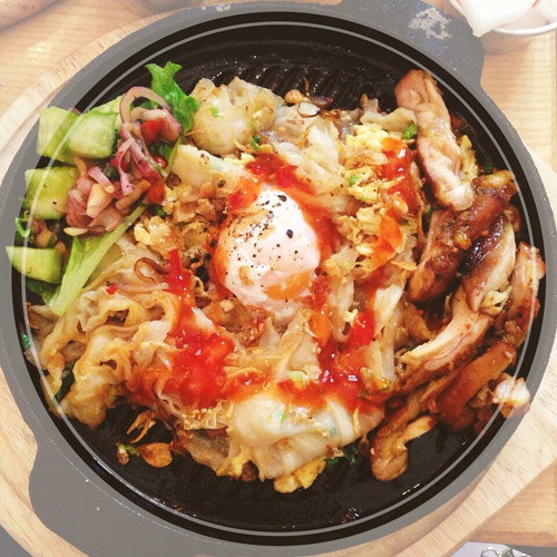 Một suất ăn có giá 35.000 đồng và bán tại địa chỉ ngõ 9, Trần Quốc Hoàn. Ảnh: HAT. 10922533-418803444940771-51500-9075-8045