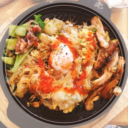 Một suất ăn có giá 35.000 đồng và bán tại địa chỉ ngõ 9, Trần Quốc Hoàn. Ảnh: HAT. 10922533-418803444940771-51500-9075-8045