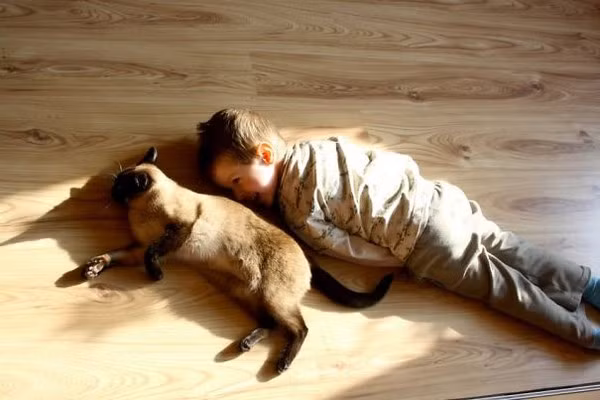 Bộ ảnh bé bắt chước động tác của thú cưng cực đáng yêu