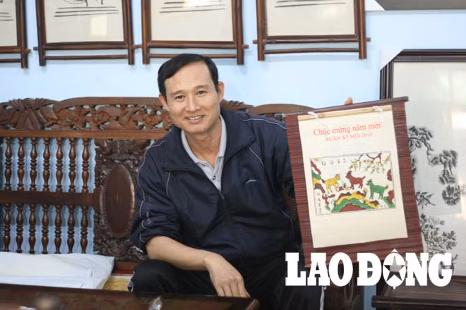 Nghệ nhân Nguyễn Hữu Quả giới thiệu về bức tranh Đông Hồ mới sáng tác “Tam dương nghênh phúc”.