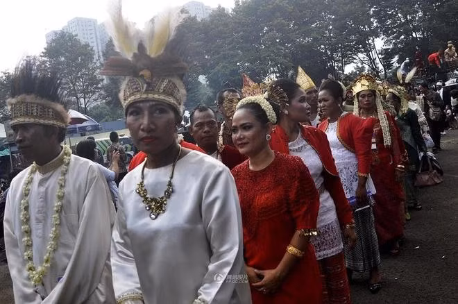 Các cặp vợ chồng chờ tới lượt lên xe bọc thép.